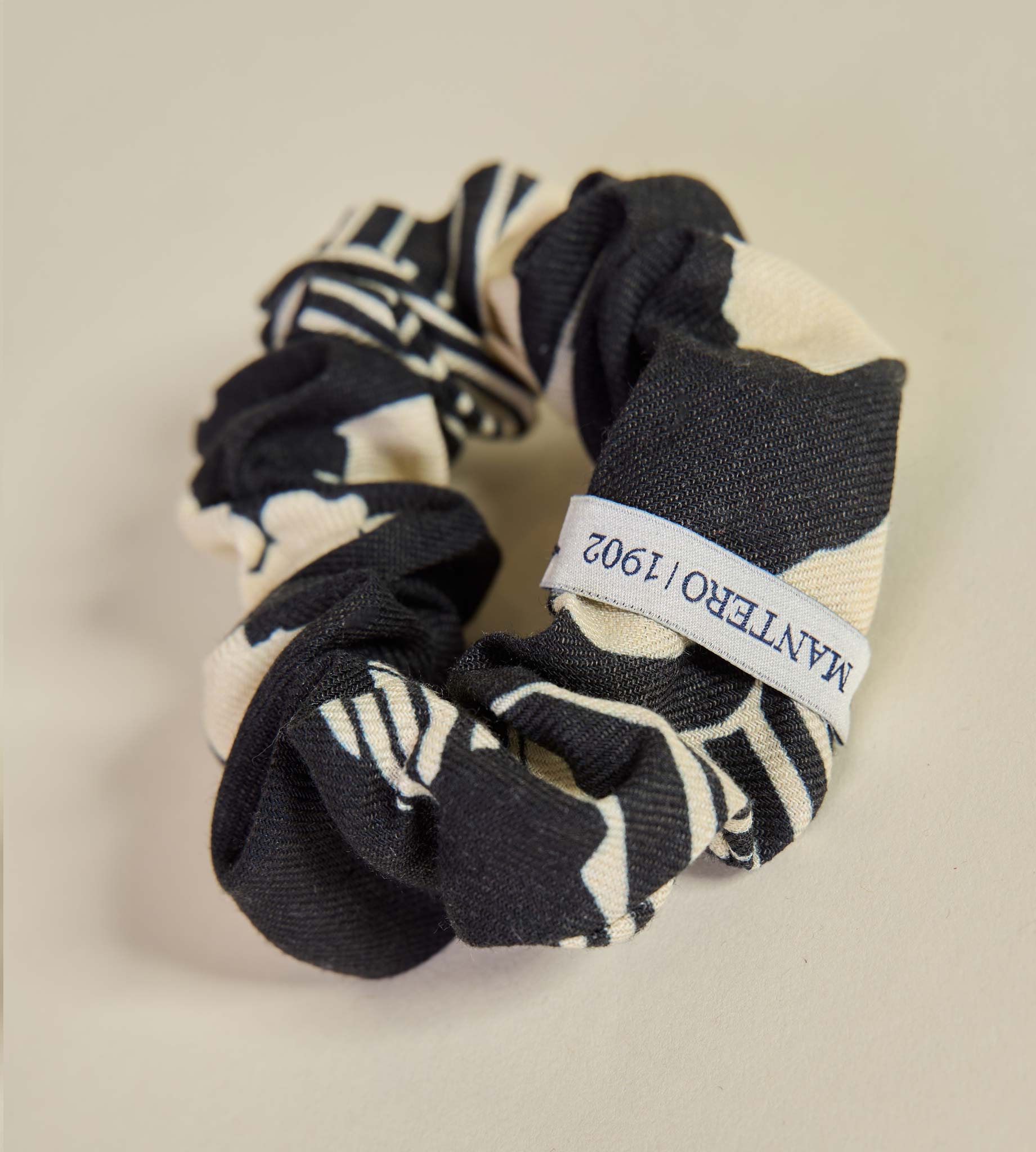 mantero-1902-eira-scrunchie-scrunchie-in-lino-viscosa-edizione-limitata-made-in- image 4