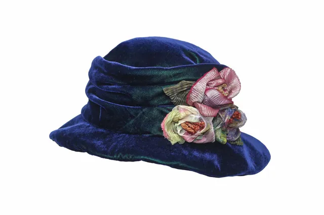 grevi-unique-cappello-in-velluto-cangiante-drappeggiato-con-fiori image 1
