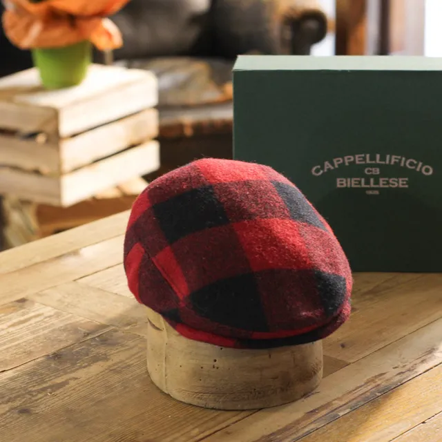 cappellificio-biellese-1935-contea-scacchi-rosso-neri-cappello-in-pura-lana image 1
