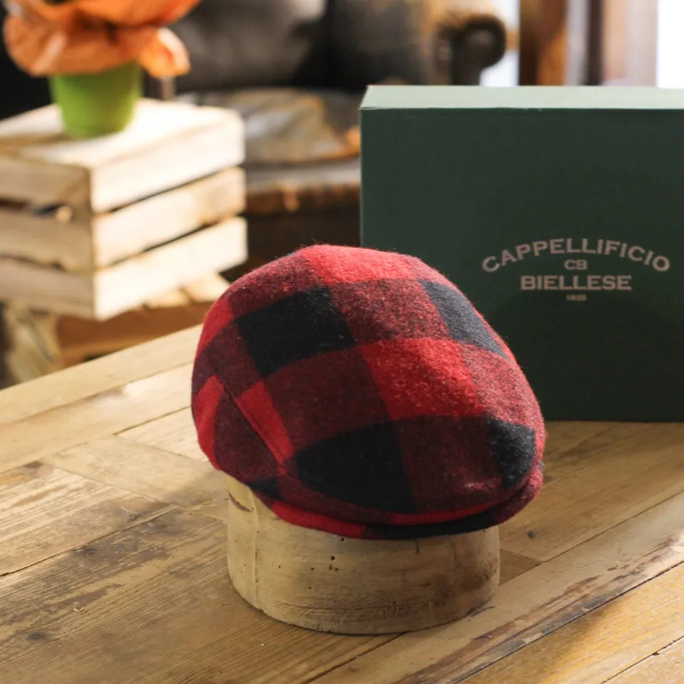 cappellificio-biellese-1935-contea-scacchi-rosso-neri-cappello-in-pura-lana image 1