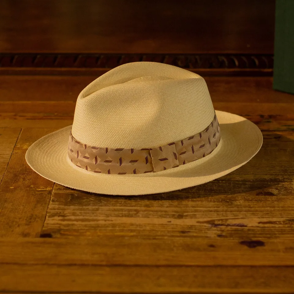 cappellificio-biellese-1935-panama-originale-con-rettangoli-oro image 1
