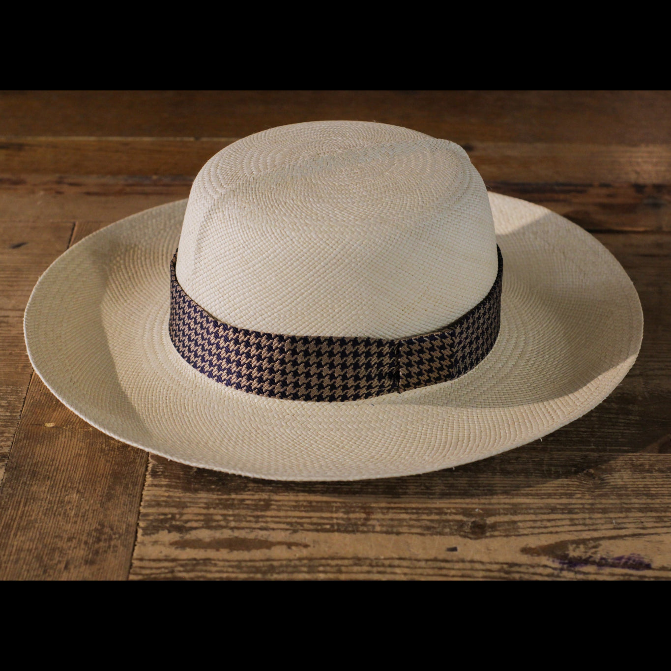 cappellificio-biellese-1935-genuine-safari-panama-brown-gold-pied-de-poule-cappe image 1
