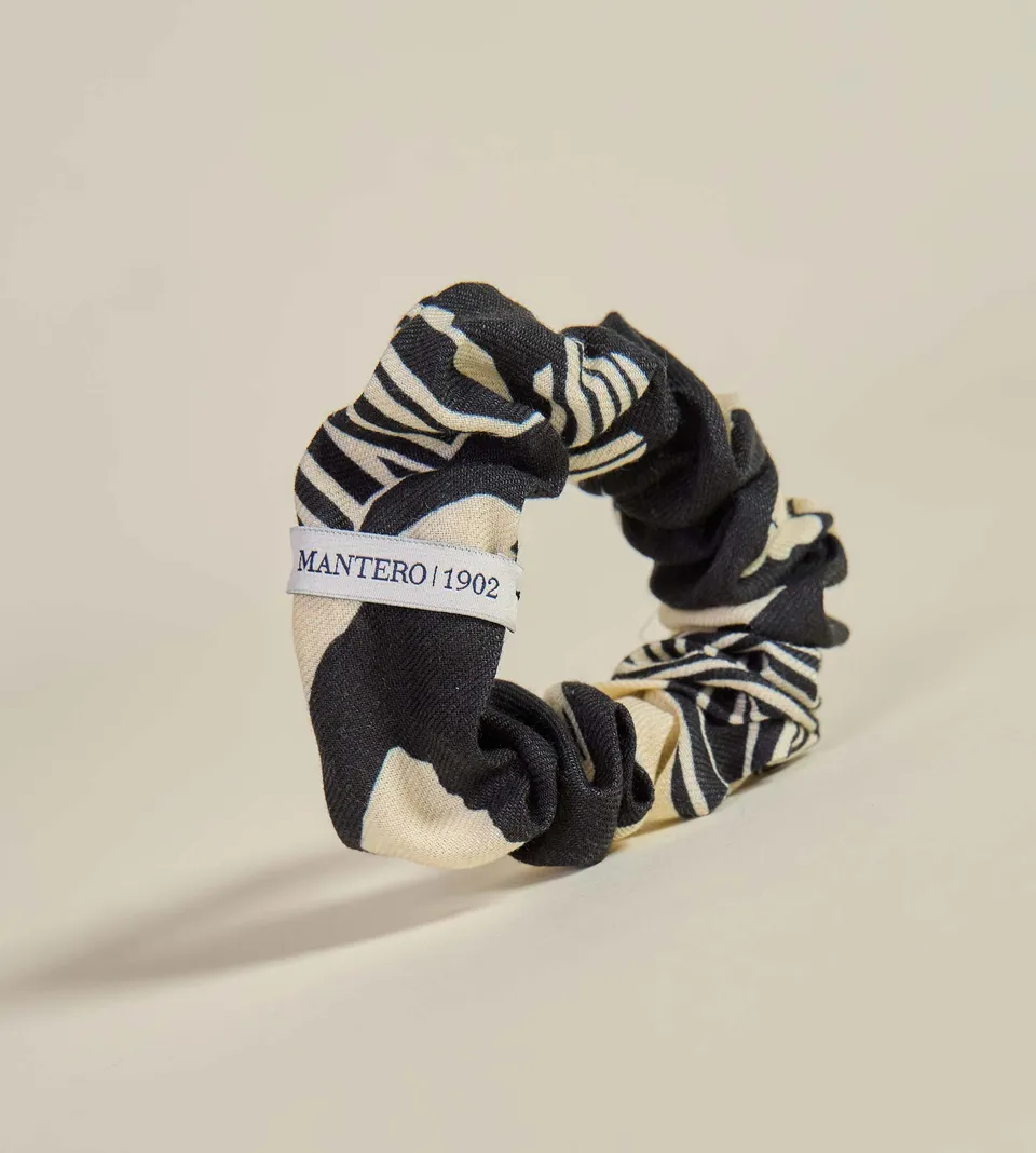 mantero-1902-eira-scrunchie-scrunchie-in-lino-viscosa-edizione-limitata-made-in- image 1