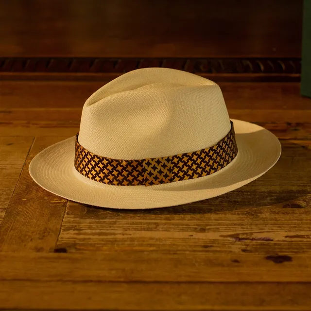 cappellificio-biellese-1935-originale-panama-pied-de-poule-oro-e-marrone image 1