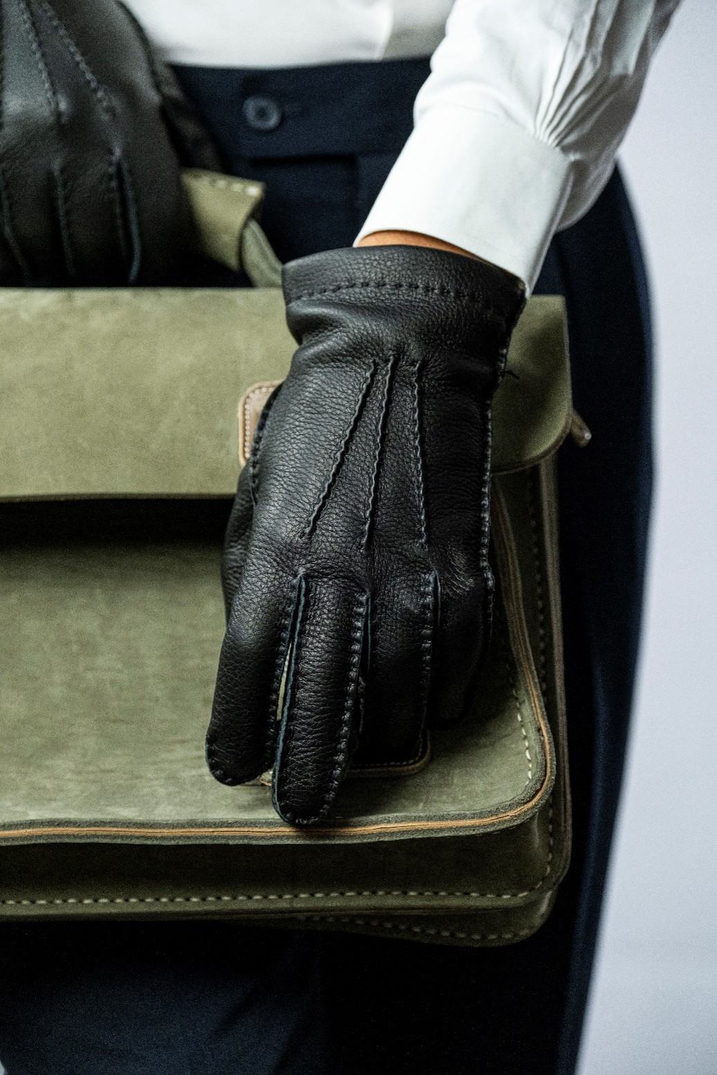 merola-gloves-guanti-in-cervo-cuciti-a-mano-con-fodera-in-cashmere-marrone-scuro image 2