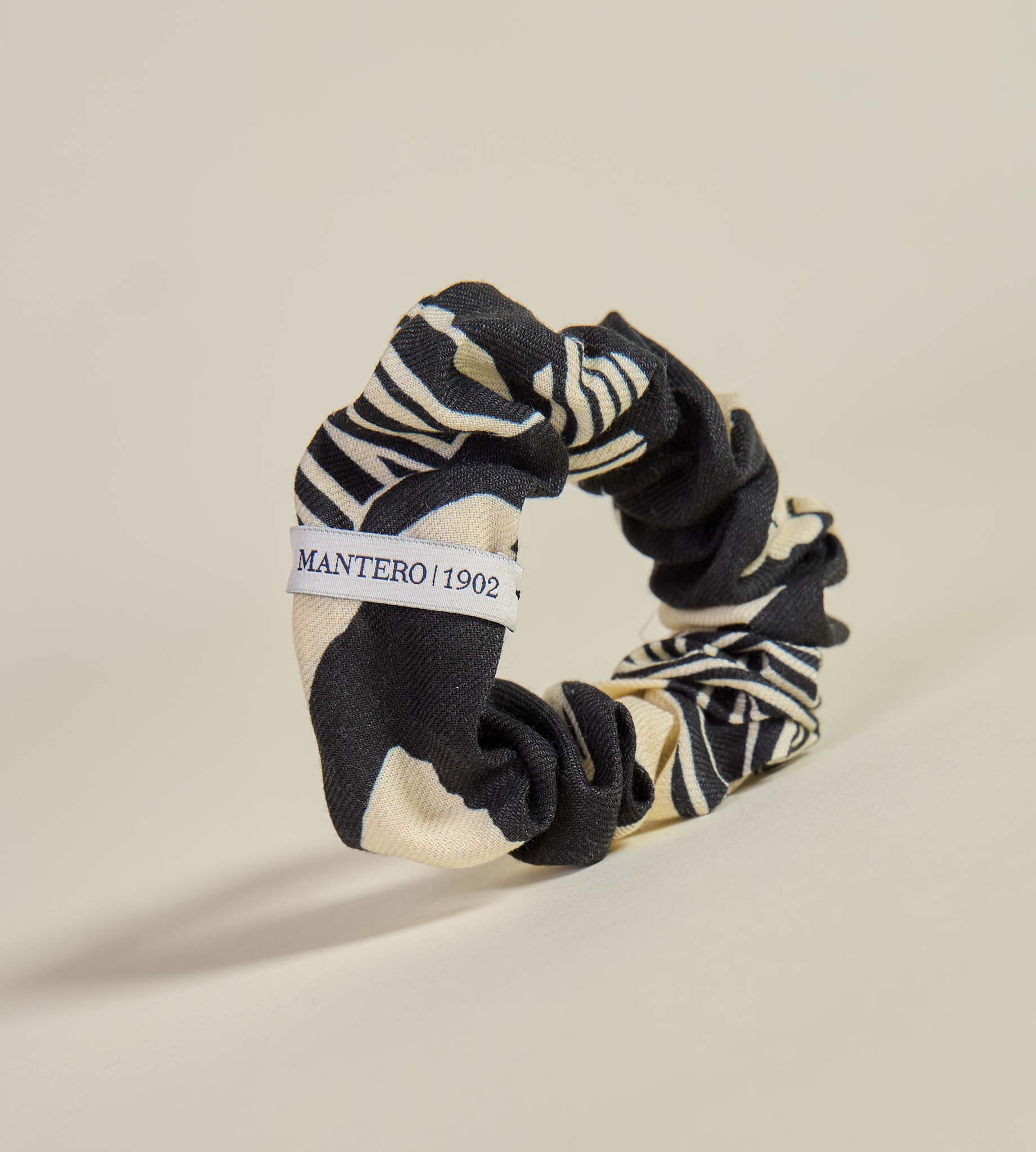 mantero-1902-eira-scrunchie-scrunchie-in-lino-viscosa-edizione-limitata-made-in- image 1