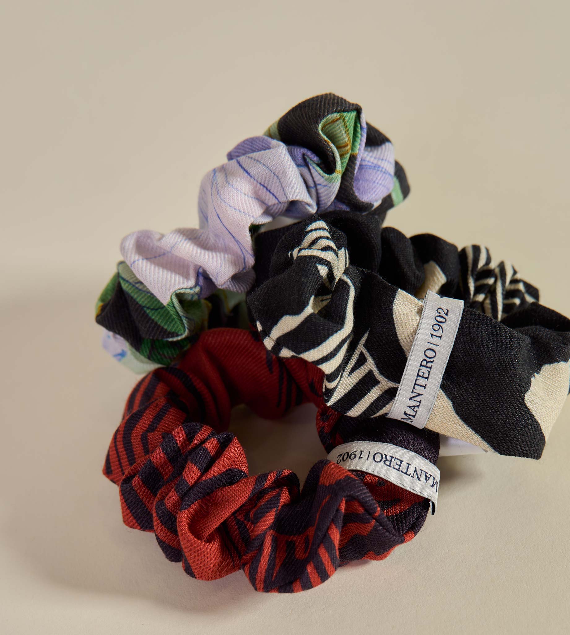 mantero-1902-eira-scrunchie-scrunchie-in-lino-viscosa-edizione-limitata-made-in- image 2