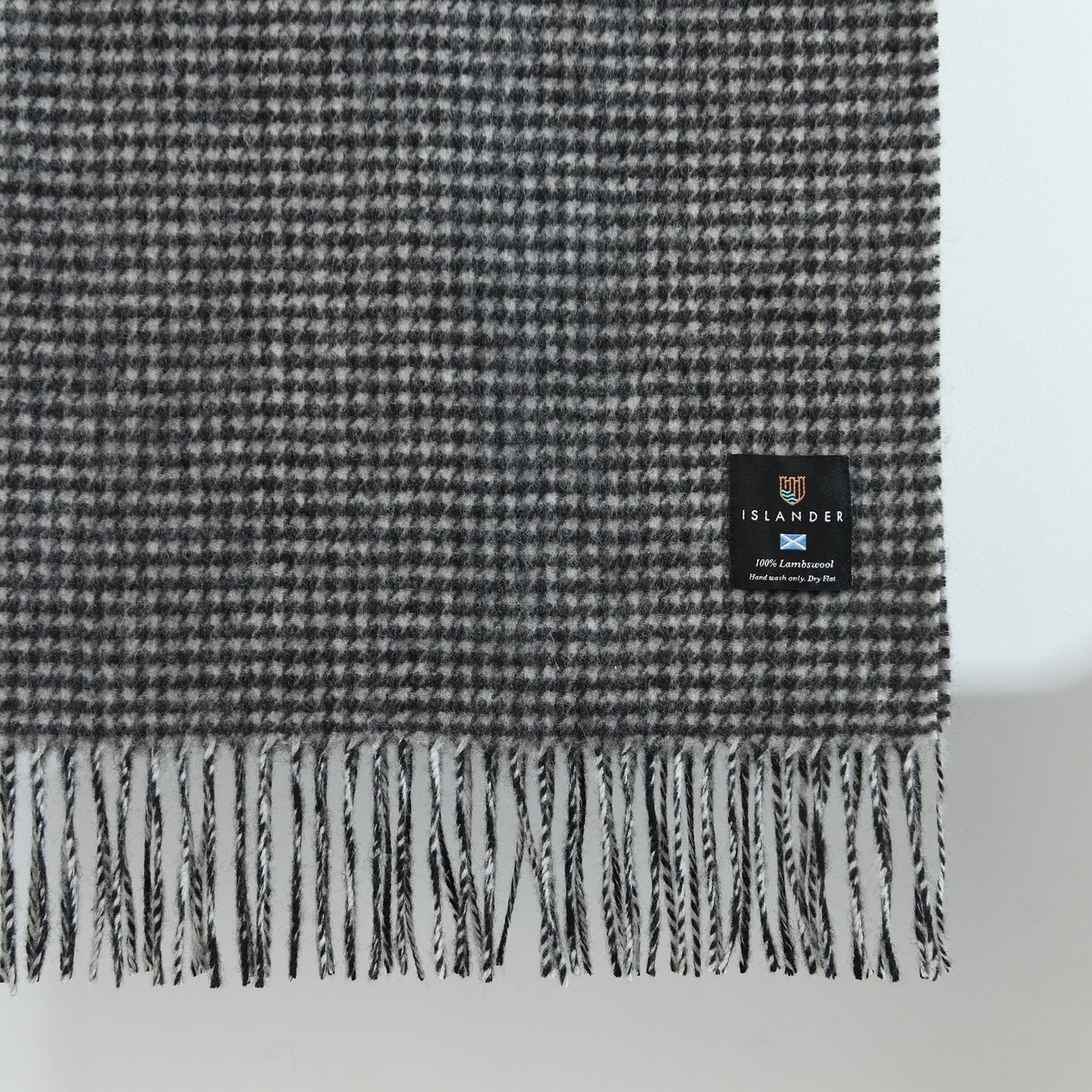cappellificio-biellese-1935-sciarpa-lambswool-pied-de-poule-bianco-nero image 1