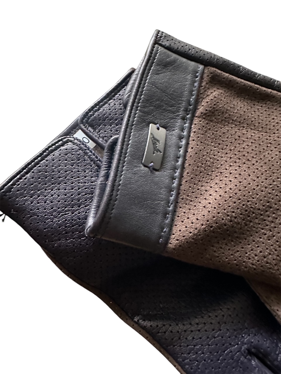 merola-gloves-guanti-in-pelle-scamosciata-traforata-con-fodera-in-cashmere-made- image 2