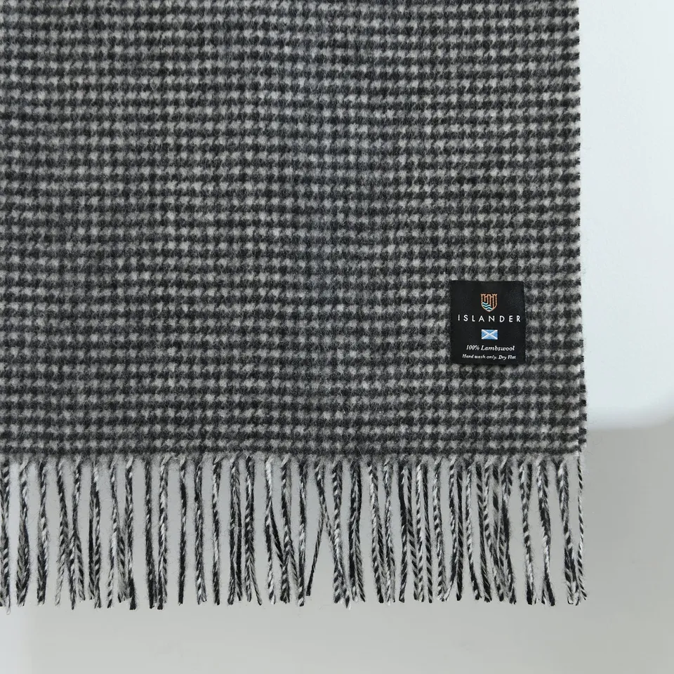 cappellificio-biellese-1935-sciarpa-lambswool-pied-de-poule-bianco-nero image 1