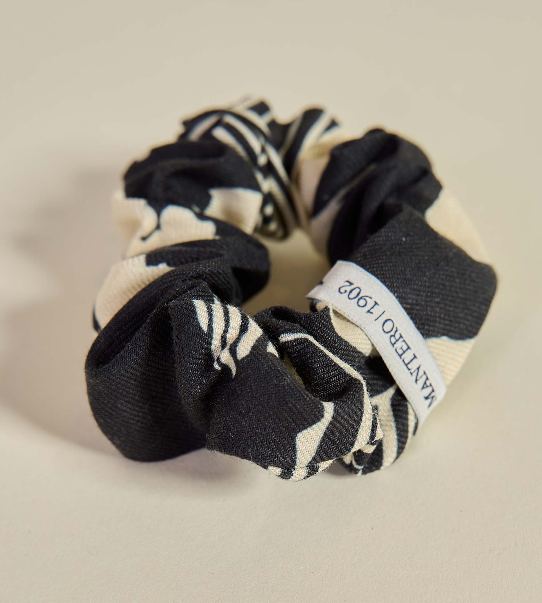 mantero-1902-eira-scrunchie-scrunchie-in-lino-viscosa-edizione-limitata-made-in- image 3