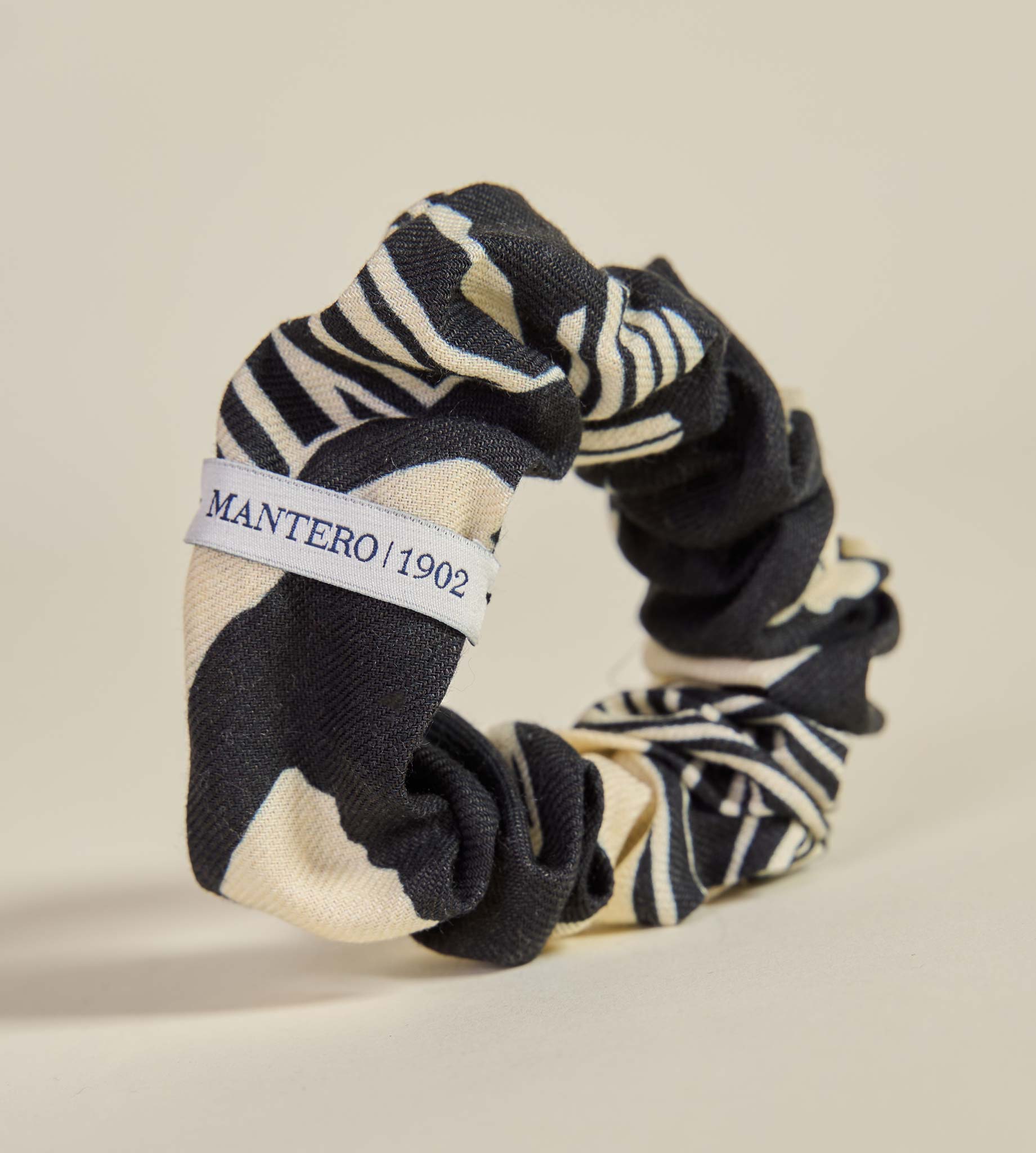 mantero-1902-eira-scrunchie-scrunchie-in-lino-viscosa-edizione-limitata-made-in- image 5