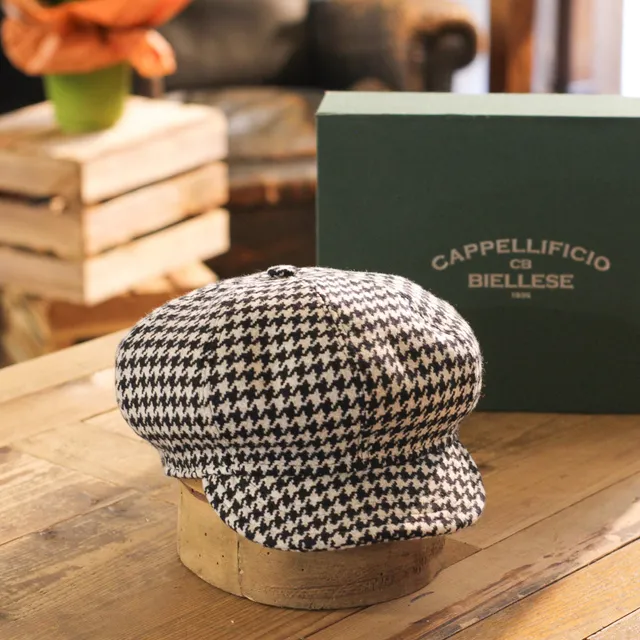 cappellificio-biellese-1935-cougan-berretto-in-lana-pied-de-poule-bianco-e-nero image 1